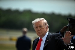 Президент США Дональд Трамп махає рукою після прибуття до міжнародного аеропорту Окала, штат Флорида, США, 1 травня 2026 року