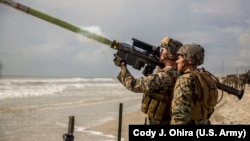Американські морські піхотинці запускають ракету з комплекса «Стінгер» FIM- 92 під час навчать в штаті Північна Кароліна. Жовтень 2017 року