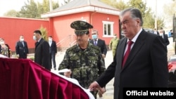 Президент Таджикистана Эмомали Рахмон и председатель ГКНБ страны Саймумин Ятимов 