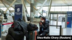 Putnica čeka na međunarodnom aerodromu "John F. Kennedy" u New Yorku, decembar 2021