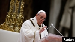 Папа римский Франциск на рождественской мессе, Ватикан, 24 декабря 2021 года 