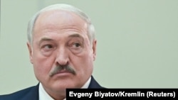 În mesajul anual adresat parlamentarilor și oficialilor guvernamentali, Lukașenko a spus că planurile Moscovei de a staționa arme nucleare în Belarus vor contribui la „salvgardarea” țării, despre care a spus că este amenințată din partea Vestului.