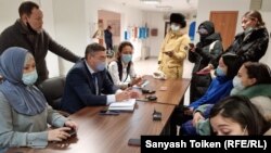 Ақпарат және қоғамдық даму министрлігі өкілдеріне журналистер декрет төлемі жөнінде сұрақтар қойып жатыр. Нұр-Сұлтан, 27 желтоқсан 2021 жыл.