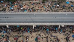 ათასობით მიგრანტი ელოდება თავშესაფარს აშშ-ში დელ რიოს საერთაშორისო ხიდთან ახლოს მდინარე რიო გრანდეს გადაკვეთის შემდეგ. ტეხასი, აშშ, 2021 წლის 18 სექტემბერი. გადაღებულია დრონით. სააგენტო როიტერსი.