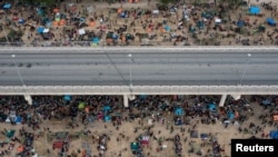 ათასობით მიგრანტი ელოდება თავშესაფარს აშშ-ში დელ რიოს საერთაშორისო ხიდთან ახლოს მდინარე რიო გრანდეს გადაკვეთის შემდეგ. ტეხასი, აშშ, 2021 წლის 18 სექტემბერი. გადაღებულია დრონით. სააგენტო როიტერსი.