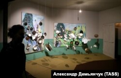 Работа "Комната #6", представленная в рамках выставки "Илья и Эмилия Кабаковы. В будущее возьмут не всех". Санкт-Петербург, 20 апреля 2018