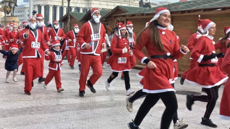 По една година пауза, во Скопје се одржа трката на дедомразовци