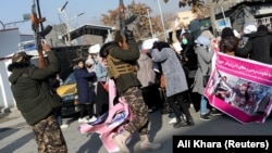Талибански бойци се опитват да разпръснат протест на жени с изстрели във въздуха