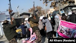 Talibani su navodno koristili nasilje kako bi rastjerali proteste žena u Kabulu 28. decembra 2021. 