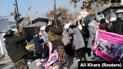 تصویر آرشیف: طالبان با فیر های هوایی مانع برگزاری گردهمایی زنان معترض درکابل شدند