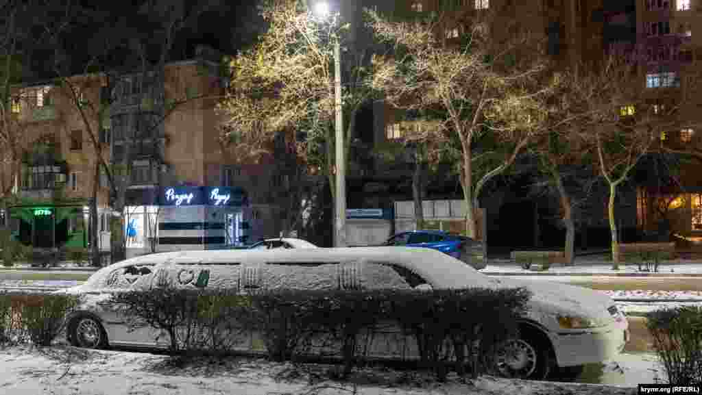 Запорошенный снегом лимузин на Фрунзе пока не востребован