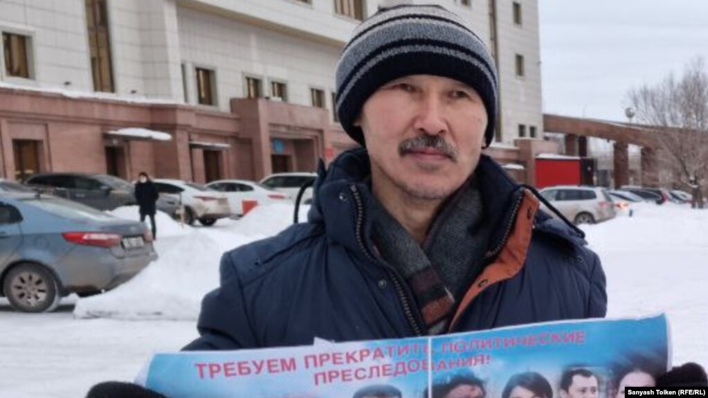 Гражданский активист Аскар Сембай на акции с призывом прекратить политические преследования. Астана, 28 декабря 2021 года 