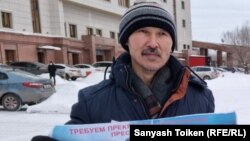 Гражданский активист Аскар Сембай на акции с призывом прекратить политические преследования. Астана, 28 декабря 2021 года 