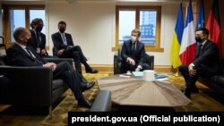 Președintele Franței, Emanuel Macron, cancelarul german, Olaf Scholz și președintele Ucrainei, Volodimir Zelenski, la reuniunea Parteneriatului Estic, la 15.12.2021. Între timp, criza Rusia-Ucraina s-a acutizat. E. Macron discută azi cu liderul rus, Olaf Schof cu cel american. 