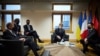 Президент України Володимир Зеленський (праворуч), президент Франції Еманюель Макрон (другий справа) та канцлер Німеччини Олаф Шольц (ліворуч) в кулуарах саміту «Східного партнерства». Бельгія, Брюссель, 15 грудня 2021 року