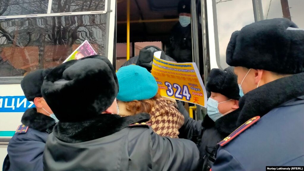 Задержание участников пикетов за освобождение родственников в Синьцзяне на 324-й день с начала акции. Алматы, 28 декабря 2021 года