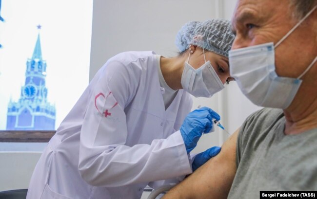 Zdravstveni radnik daje vakcinu u Moskvi.
