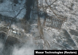 Супутниковий знімок російської військової техніки в польовому таборі в Єльні, Смоленська область