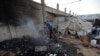 Чад се крева од пепел во шаторска област, еден ден по нападот во областа Ал-Маваси, северозападно од палестинскиот град Рафа, на 22 јуни 2024 година.