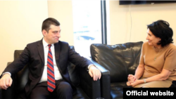 გიორგი გახარიასა და სალომე ზურაბიშვილის შეხვედრის ფოტო არქივიდან