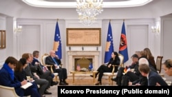 Presidentja e Kosovës, Vjosa Osmani, pret në takim në Prishtinaë ambasadorët e vendeve të QUINT-it dhe ambasadorin e BE-së, pas sulmit ndaj kanalit të ujit të Ibër-Lepencit në veri të vendit, 30 nëntor.