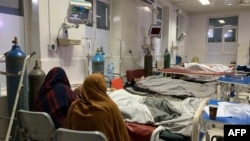 პაკისტანის ჯარების შეტევის შედეგად დაჭრილი ქალები ავღანეთის ნანგაჰარის პროვინციის ქალაქ ჯელალაბადის საავადმყოფოში. 2026 წლის 27 თებერვალი 