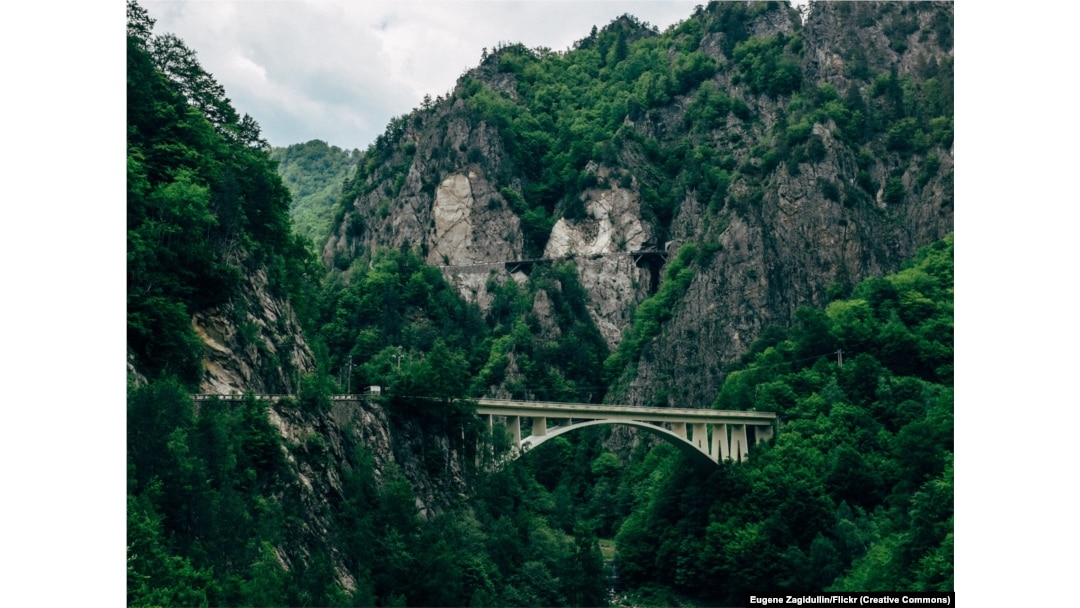 Două niveluri ale drumului Transfăgărășan vizibile pe măsură ce acesta se înalță spre porțiunea alpină a Munților Făgăraș.