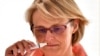 Njemačka ministrica obrazovanja Anja Karliczek, testira čulo mirisa tokom posjete istraživačkom timu za COVID-19 u Centru za neurodegenerativne bolesti u Bonnu, maj 2020. 
