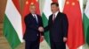 Hszi Csin-ping kínai elnök kezet fog Orbán Viktor miniszterelnökkel a második Egy övezet, egy út fórum kétoldalú találkozója előtt Pekingben 2019. április 25-én