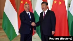 Hszi Csin-ping kínai elnök kezet fog Orbán Viktor miniszterelnökkel a második Egy övezet, egy út fórum kétoldalú találkozója előtt Pekingben 2019. április 25-én