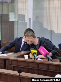 Сергій Кропива радиться з адвокатом під час слухання 16 вересня 2026 року