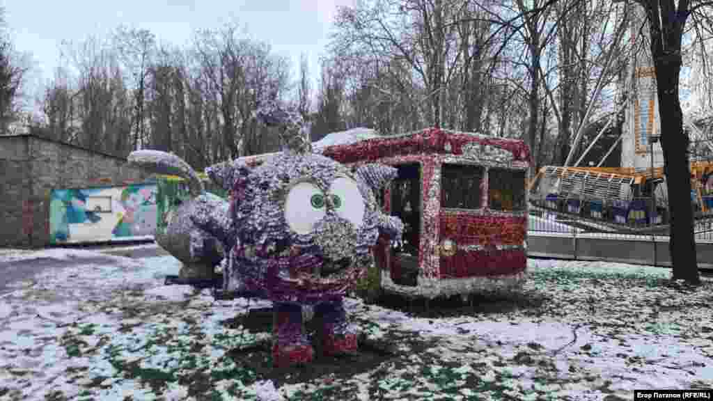 Потрепанные реквизиты прошлых лет в парке им. Гагарина: новогодний троллейбус и «малышарики», персонажи российского анимационного развлекательно-образовательного проекта для малышей от 0 до 3 лет 