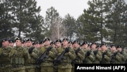 Pjesëtarë të Forcës së Sigurisë së Kosovës marshojnë gjatë një ceremonie në Prishtinë. 5 mars, 2018