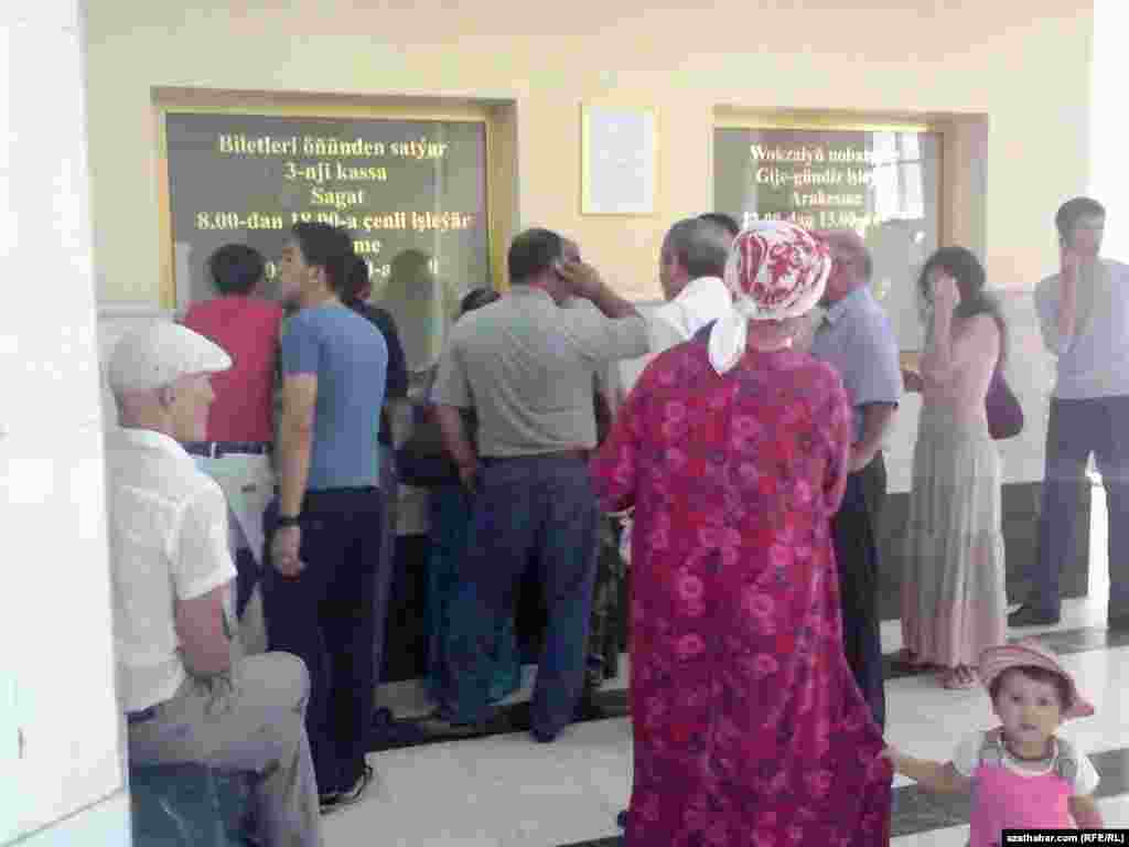 Marynyň wokzalynda nobata duran adamlar