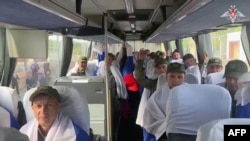 Украина тұтқын алмасу аясында еліне қайтарған ресейлік сарбаздар (Ресей қорғаныс министрлігі 2025 жылғы 26 маусымда жариялаған видеодан скриншот)