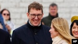 Imagine de arhivă: noul premier estonian, Kristen Michal, pe vremea când era ministrul Climei, în mai 2023, își zâmbește cu șefa lui de atunci, prim-ministra Kaja Kallas. 