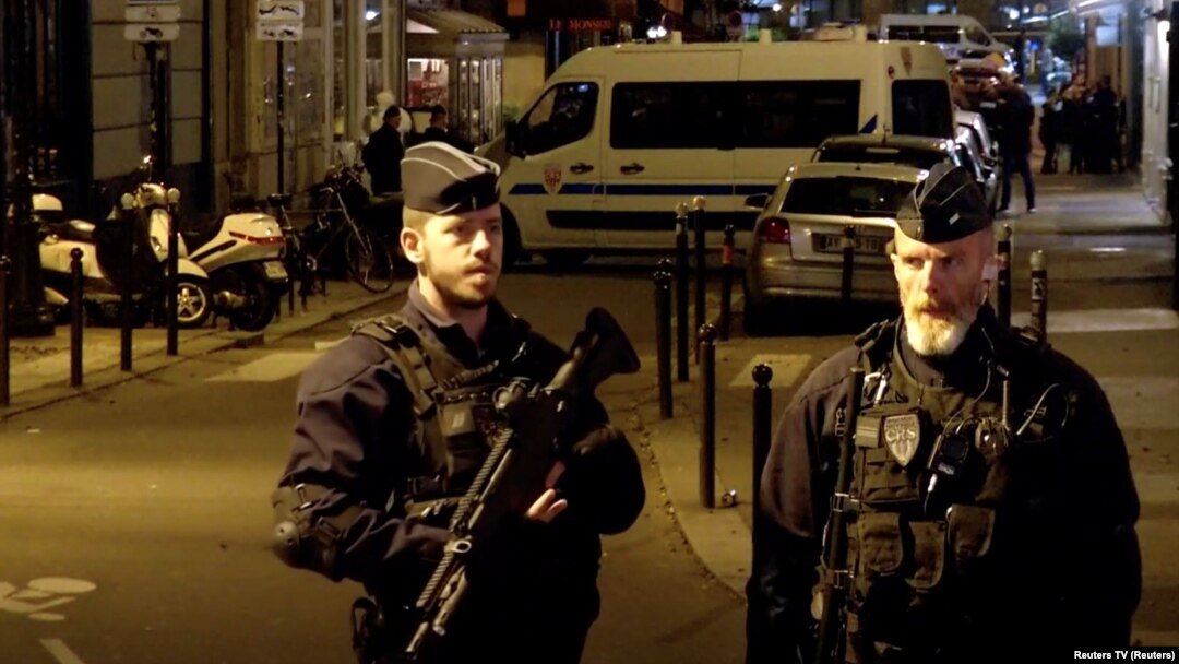 Pariski policajci na mestu napada