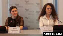 Представительница России на Eurovision 2013 Дина Гарипова (слева) на пресс-коференции в Казани. Татарстан, РФ. 