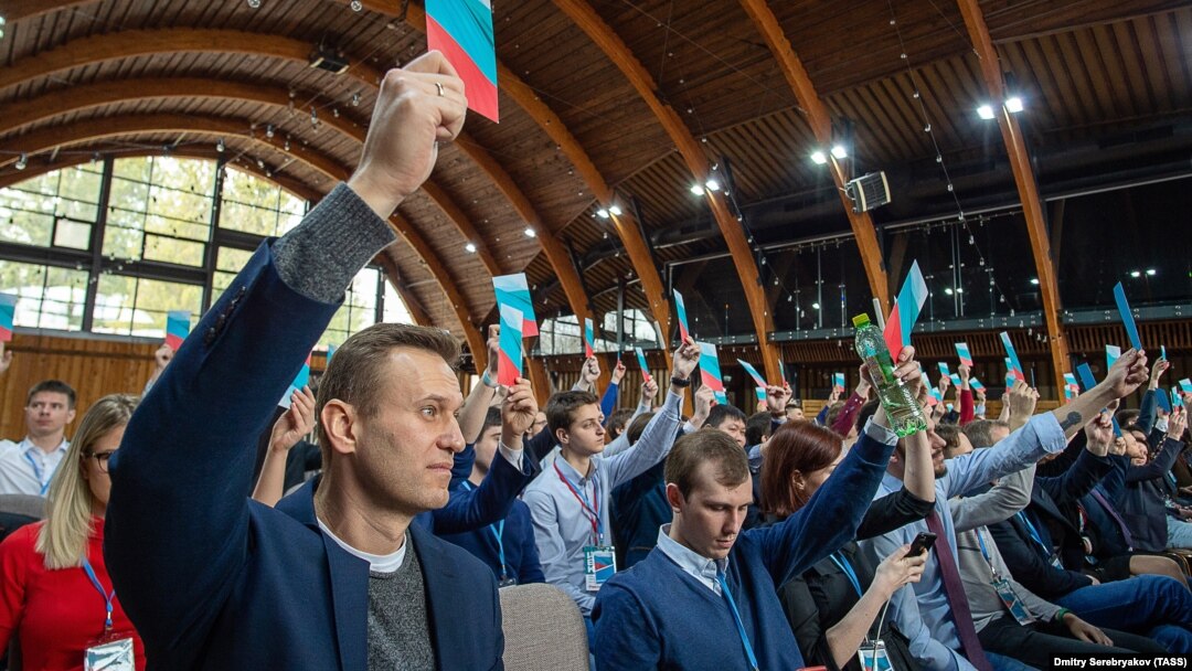 Алексей Навальный голосует на съезде незарегистрированной партии "Россия будущего"