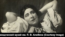 Артистка самарского театра П.Д.Агеева. в роли Аксиньи в опере «Тихий Дон» Фото Эрлихман, 1938.