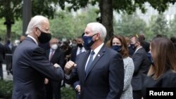 Kandidati demokrat për president, Joe Biden dhe nënpresidenti amerikan, Mike Pence, përshëndesin njëri-tjetrin në ceremoninë përkujtimore të 19 vjetorit të sulmeve të 11 shtatorit.