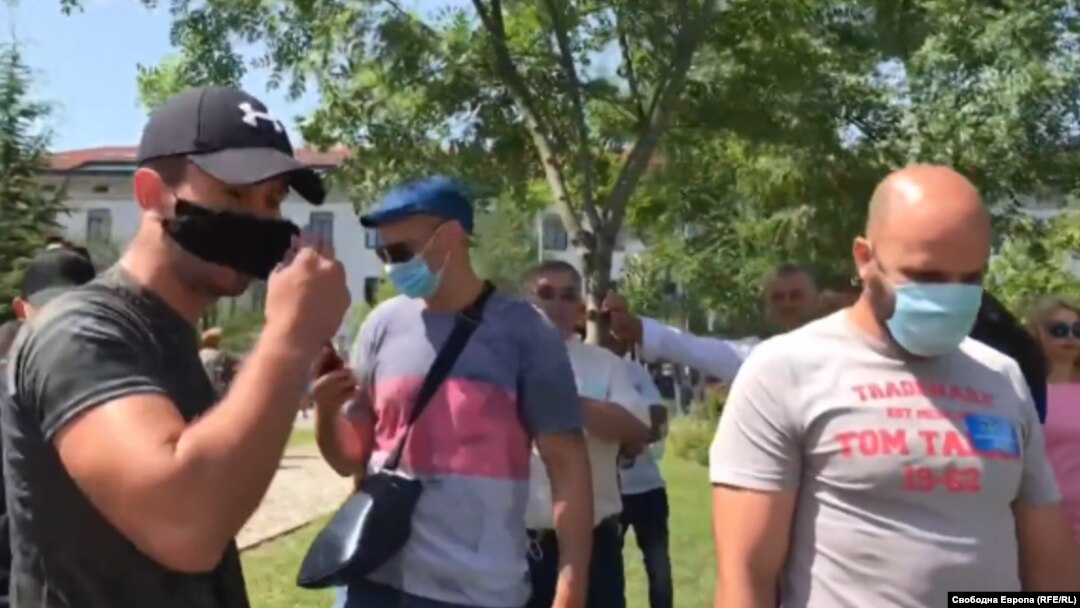 Стопкадър от видеото, което показва маскираните момчета на конференцията на ГЕРБ