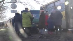 «Я додому хочу». Люди, вивезені з Донецька до Росії, застрягли в автобусах (відео)
