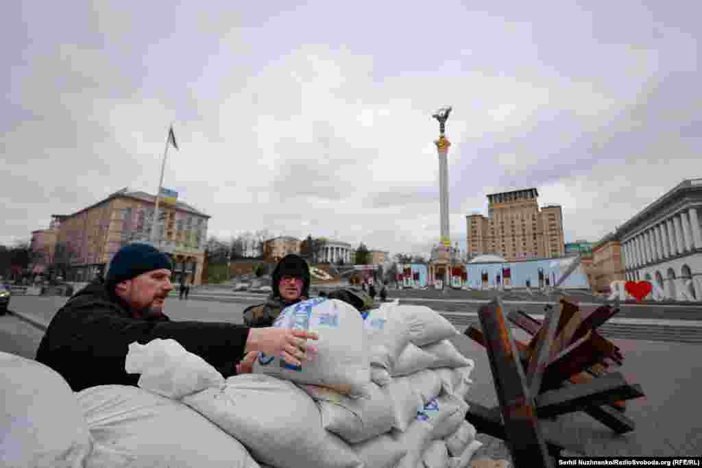 Кияни будують барикади на Майдані Незалежності, Київ, 5 березня 2022 року