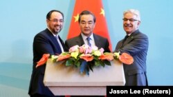 Министры иностранных дел Салахуддин Раббан (Афганистан), Ван И (Китай) и Хаваджа Асиф (Пакистан) на совместной пресс-конференции после первого диалога глав внешнеполитических ведомств этих стран. Пекин, 26 декабря 2017 года