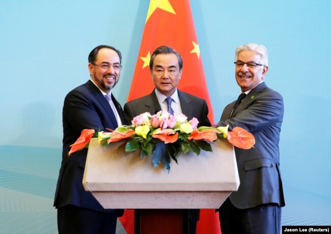 Afghan Foreign Minister Salahuddin Rabbani (left), Chinese Foreign Minister Wang Yi (center), and Pakistani Foreign Minister Khawaja Asif in 2017.