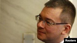 Mihai Răzvan Ungureanu, înaintea audierilor din Parlament.