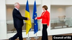 Specijalni izaslanik EU za vanjsku politiku Catherine Ashton i ukrajinski premijer Mykola Azarov, Brisel, juli 2013.