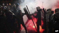 Suzavac i pendreci u Novom Sadu, u sukobu policije sa demonstrantima