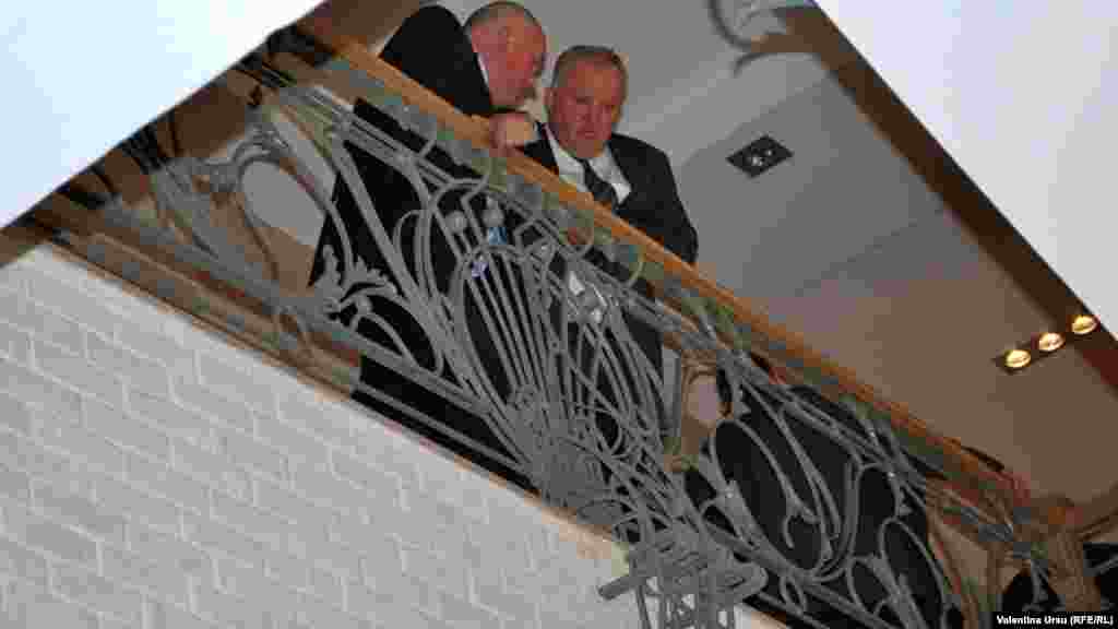 Conciliabule &icirc;ntr-o pauză...